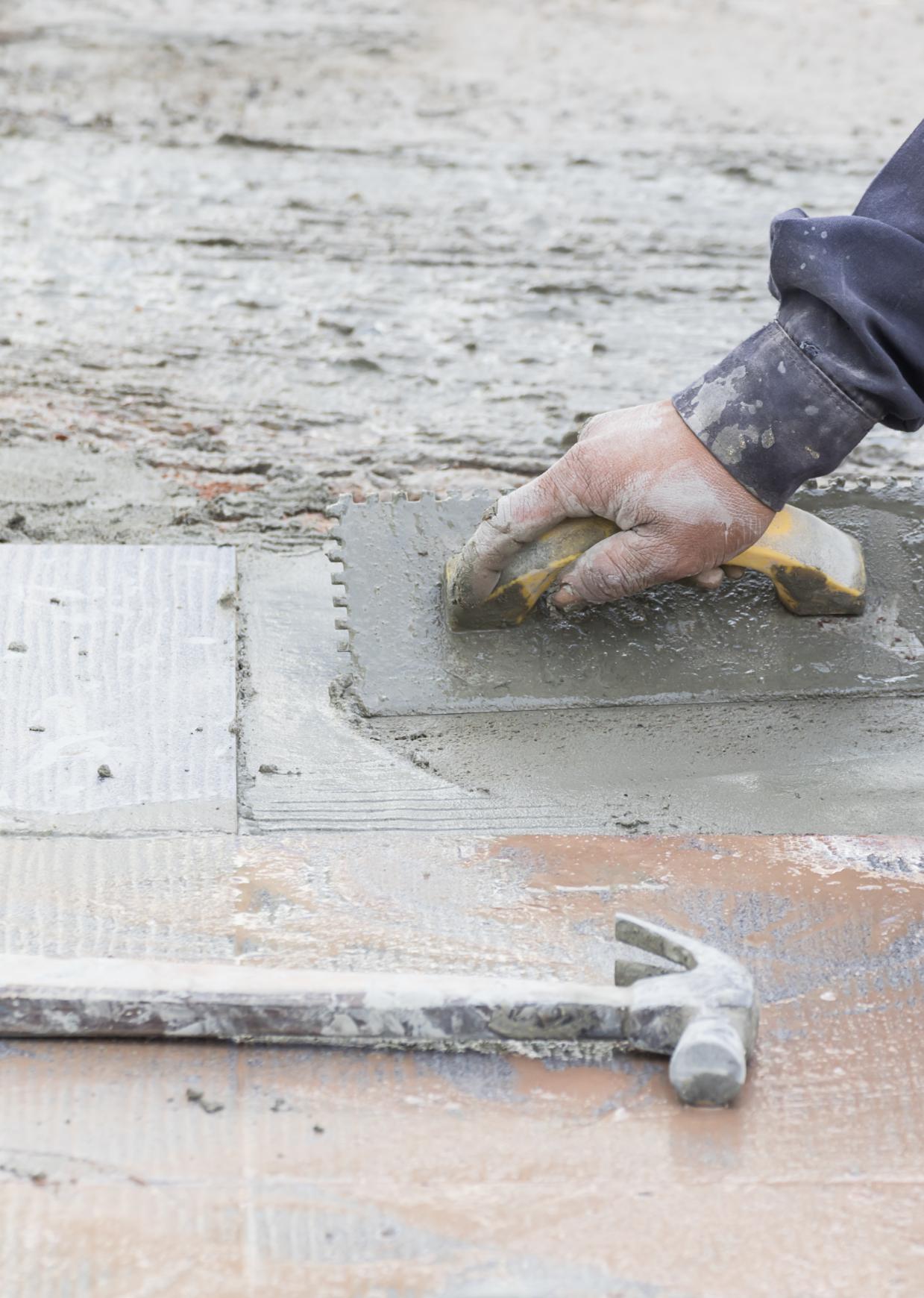 Terrasse en béton avec finition lisse et régulière